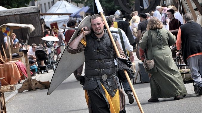 Ein Söldner patroulliert über den Oberlauchringer Mittelaltermarkt 2012 (Foto: Martin Dühning).