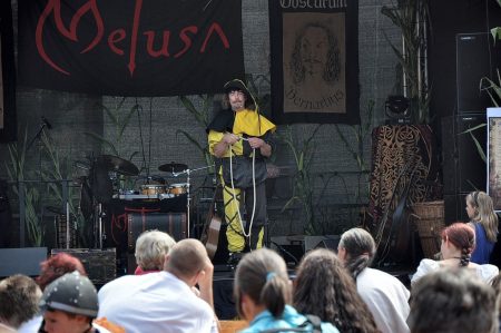 Marktvogt und Gaukler Tomberg von der Heyde bietet auf der Festbühne eines seiner Zauberkunststückchen feil (Foto: Martin Dühning). Marktvogt und Gaukler Tomberg von der Heyde bietet auf der Festbühne eines seiner Zauberkunststückchen feil (Foto: Martin Dühning).