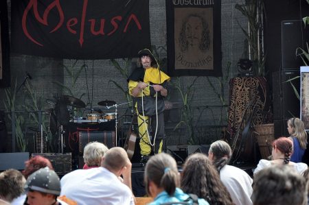 Marktvogt und Gaukler Tomberg von der Heyde bietet auf der Festbühne eines seiner Zauberkunststückchen feil (Foto: Martin Dühning).