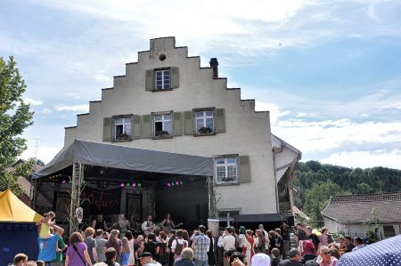 Auch am zweiten Tag des mittelalterlichen Dorffestes in Oberlauchringen war sommerlich-heißes Wetter (Foto: Martin Dühning). Auch am zweiten Tag des mittelalterlichen Dorffestes in Oberlauchringen war sommerlich-heißes Wetter (Foto: Martin Dühning).