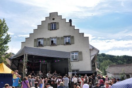 Auch am zweiten Tag des mittelalterlichen Dorffestes in Oberlauchringen war sommerlich-heißes Wetter (Foto: Martin Dühning).