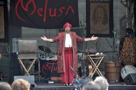 Der indische Magier Shri Magada eröffnet seine Vorführung beim Mittelalterfest 2012 in Oberlauchringen (Foto: Martin Dühning).