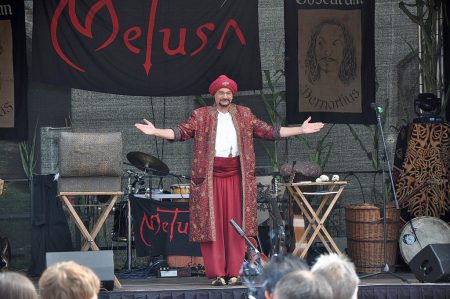 Der indische Magier Shri Magada eröffnet seine Vorführung beim Mittelalterfest 2012 in Oberlauchringen (Foto: Martin Dühning). Der indische Magier Shri Magada eröffnet seine Vorführung beim Mittelalterfest 2012 in Oberlauchringen (Foto: Martin Dühning).