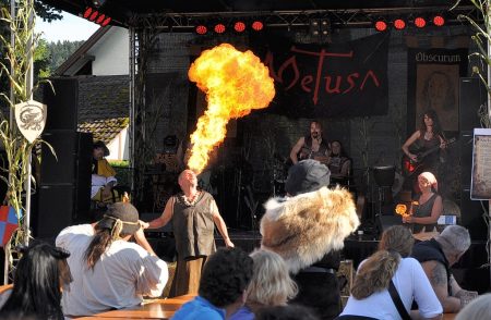 Beachtliche Flammen bließ Feuerkünstler Taranis auch am zweiten Festtag des Lauchringer Mittelalterfestes 2012 in die Luft (Foto: Martin Dühning).