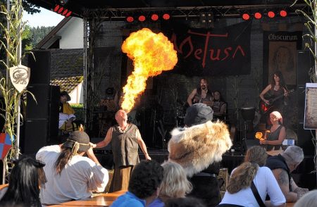 Beachtliche Flammen bließ Feuerkünstler Taranis auch am zweiten Festtag des Lauchringer Mittelalterfestes 2012 in die Luft (Foto: Martin Dühning). Beachtliche Flammen bließ Feuerkünstler Taranis auch am zweiten Festtag des Lauchringer Mittelalterfestes 2012 in die Luft (Foto: Martin Dühning).