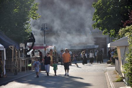 Das Fest ist aus, die Zuschauer gehen nachhaus' - zumindest von der Stimmung und von den Zuschauerzahlen war das Mittelalterfest 2012 in Lauchringen ein Erfolg (Foto: Martin Dühning).