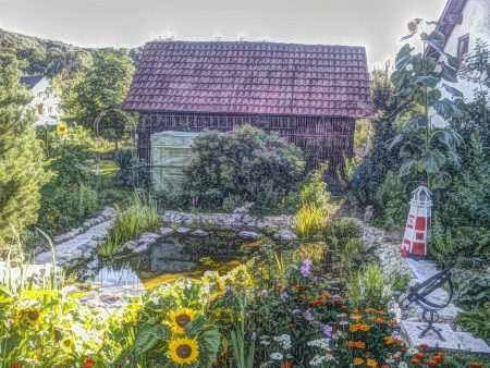 Malerisch fotografierter Gartenteich - die integrierte Kamera des Infinity-Tablets verfügt über 8MP-Auflösung und Painteresque für Android zaubert daraus eine malerisch anmutende Impression.