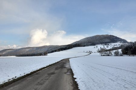 Feldweg zur Küssaburg am 9. Februar 2013 (Foto: Martin Dühning)