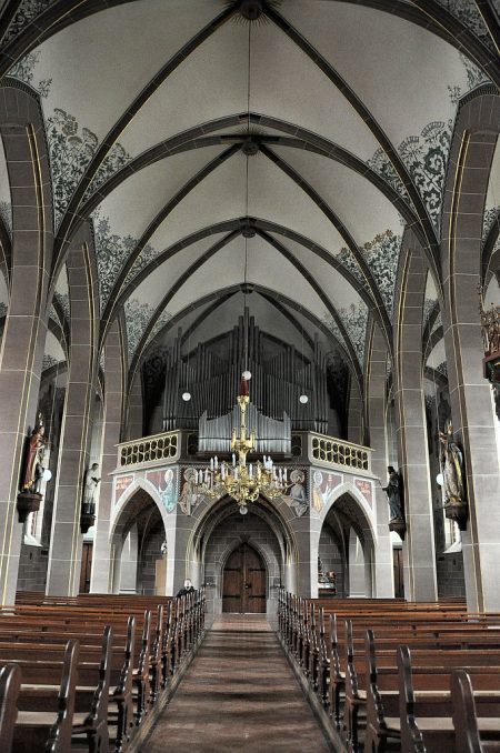 Blick vom Hauptschiff der Kirche Richtung Orgel und Ausgang (Foto: Martin Dühning)