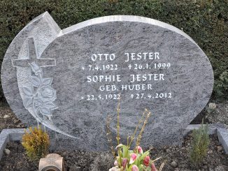 Grabstein des Ehepaars Otto und Sophie Jester in Oberlauchringen Ende März 2013