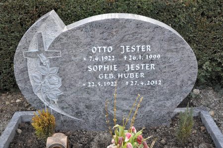 Grabstein des Ehepaars Otto und Sophie Jester in Oberlauchringen Ende März 2013