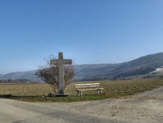 Wegkreuz am 3. März 2013 - der Klettgauhimmel war nach langer Zeit mal wieder blau, doch es blieb noch eisig kalt.