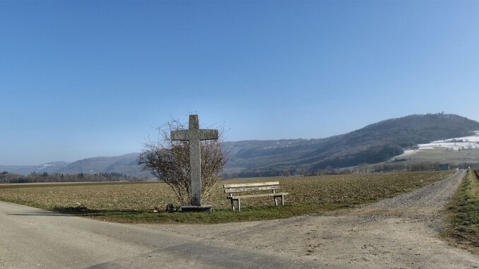 Wegkreuz am 3. März 2013 - der Klettgauhimmel war nach langer Zeit mal wieder blau, doch es blieb noch eisig kalt.