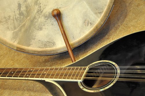 Bodhran und Irish Bouzouki passen eigentlich schon zusammen - zumindest optisch.