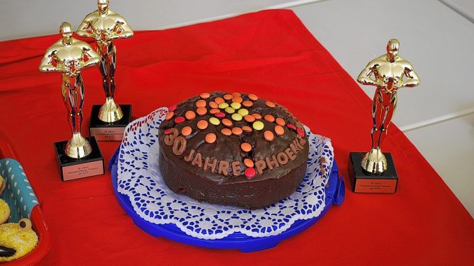 Großer, schokoladiger 30-Jahre-Phoenix-Geburtstagskuchen, gebacken vom Phoenix-Betreuer, daneben die Jubiläums-Trophäen (Foto: Gerhard Behnke)