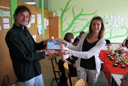 Chefredakteurin Jana Zimmermann überreicht dem Phoenix-Betreuer ein Neuseeland-Abschiedsgeschenk. (Foto: Gerhard Behnke)