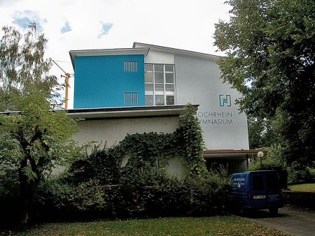 In frischem Blau präsentierte sich das Hochrhein-Gymnasium seit Sommer 2003, als ich es als Lehrer verließ. Die Buchstaben links waren damals überwuchert, aber das Logo prangte in klassischer Farbgebung blau-grau von der Fassade - und tut das auch noch heute, zehn Jahre später. (Foto: Martin Dühning)