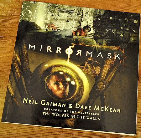 Der Bildband zum Film "Mirrormask" erzählt die Geschichte in Collagen von Filmbildern und mit Originalillustrationen Dave McKeans nach.