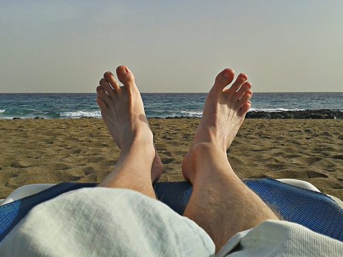 Müde wintergebleichte Füße an einem fast schon sommerlichen Strand im tiefen Süden...