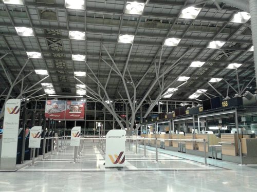 Bis 3:00 Uhr bleiben die Terminals geschlossen - das Licht täuscht: Der Flughafen schläft...