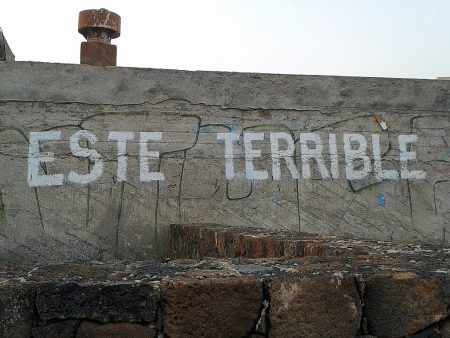 Graffiti zieren viele Bauruinen, aber auch die Strandpromenade und deuten darauf hin, dass auch hier nicht immer nur alles eitel Sonnenschein ist.