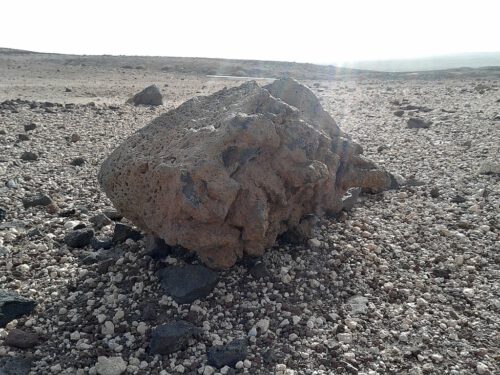 Felsbrocken in Weiß, Grau, Braun, Rot und Schwarz geben der Landschaft ein sprödes, aber doch irgendwie farbenfrohes Angesicht.