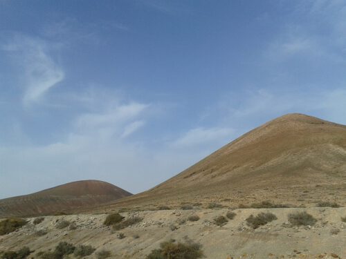 Bei blauem Himmel bildet die raue Felslandschaft malerische Farbkonstraste - auch ohne viel Vegetation.