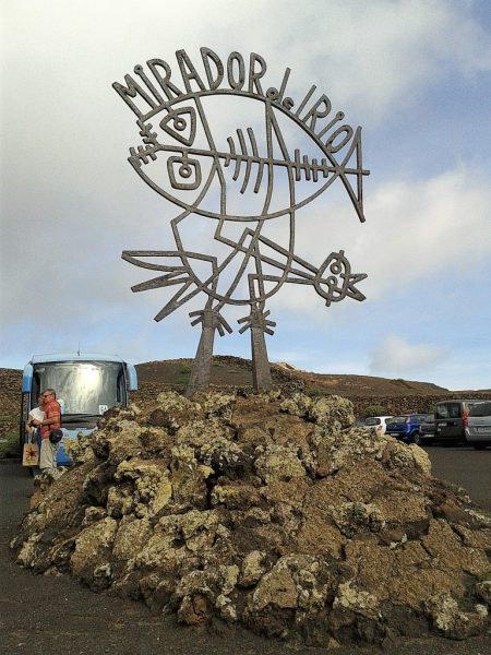 Eingangskunstwerk des Mirador del Rio, dahinter der Tourenbus