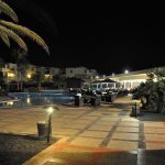 Tropische Nacht in einer weitgehend leeren Hotelanlage