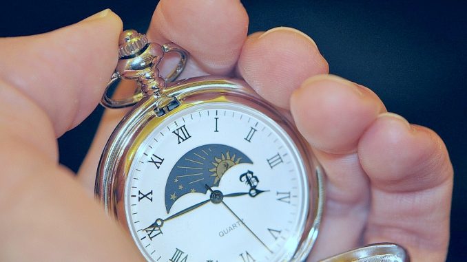 Die Taschenuhr: Heute mag sie für Romantik stehen, doch mit ihr entstand in der frühen Neuzeit unser heutiges, quantitatives Zeitverständnis. Freilich, im Vergleich mit Atomuhren machen Taschenuhren einen sehr gemächlichen Eindruck. Doch ihr Tick-tack bleibt symptomatisch. (Foto: Martin Dühning) Die Taschenuhr: Heute mag sie für Romantik stehen, doch mit ihr entstand in der frühen Neuzeit unser heutiges, quantitatives Zeitverständnis. Freilich, im Vergleich mit Atomuhren machen Taschenuhren einen sehr gemächlichen Eindruck. Doch ihr Tick-tack bleibt symptomatisch. (Foto: Martin Dühning)
