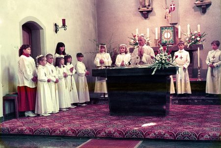 Pfarrer Ruby bei meiner Erstkommunion in der damals noch unrenovierten St. Andreas-Kirche. Ich bin ganz rechts im Bilde. (Foto: Helmut Würtemberger)