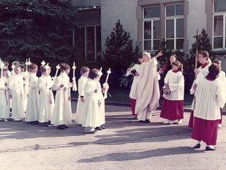 Pfarrer Josef Ruby kommandiert mit typischer Geste die Prozession der Erstkommunikanten ab. In den 80ziger Jahren war die Erstkommunion noch ein richtiges Volksfest in Oberlauchringen, an dem fast alle Kinder eines Jahrgangs teilnahmen. Dass es hier so wenige sind, liegt daran, dass wir ein sehr kleiner Jahrgang waren. (Foto: Helmut Würtemberger)