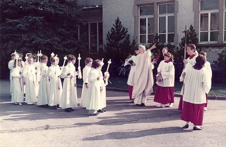 Pfarrer Josef Ruby kommandiert mit typischer Geste die Prozession der Erstkommunikanten ab. In den 80ziger Jahren war die Erstkommunion noch ein richtiges Volksfest in Oberlauchringen, an dem fast alle Kinder eines Jahrgangs teilnahmen. Dass es hier so wenige sind, liegt daran, dass wir ein sehr kleiner Jahrgang waren. (Foto: Helmut Würtemberger)