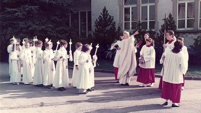 Pfarrer Josef Ruby kommandiert mit typischer Geste die Prozession der Erstkommunikanten ab. In den 80ziger Jahren war die Erstkommunion noch ein richtiges Volksfest in Oberlauchringen, an dem fast alle Kinder eines Jahrgangs teilnahmen. Dass es hier so wenige sind, liegt daran, dass wir ein sehr kleiner Jahrgang waren. (Foto: Helmut Würtemberger)