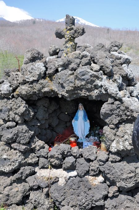 Ein kleiner Marienschrein als Dank für ein verschontes Dorf (Foto: Martin Dühning)