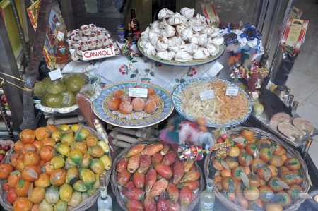 Auserlesenes Naschwerk in der Auslage eines sizilianischen Süßwarenladens: Cannoli, Mandelgebäck, kandierte Früchte und allerei Marzipankreationen - Zuckerrausch beim Genuss vorprogrammiert. (Foto: Martin Dühning)