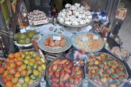 Auserlesenes Naschwerk in der Auslage eines sizilianischen Süßwarenladens: Cannoli, Mandelgebäck, kandierte Früchte und allerlei Marzipankreationen - Zuckerrausch beim Genuss vorprogrammiert. (Foto: Martin Dühning)