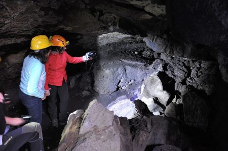 Erkundung einer (teilweise eingestürzten) Lavahöhle (Foto: Martin Dühning)
