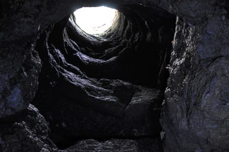 Durch Schächte wie diesen wurde einst Schnee vom Ätna in die Höhle geworfen. Er diente im Sommer zur Haltbarmachung von Fisch. (Foto: Martin Dühning)