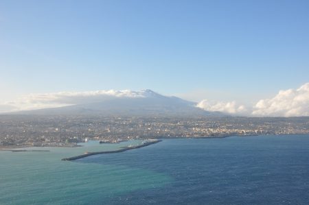 Anflug auf Catania mit dem majestätischen Ätna im Hintergrund (Foto: Martin Dühning)