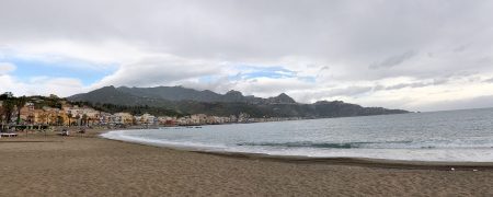 Giardini Naxos an einem Regentag Anfang April 2014 (Foto: Martin Dühning)