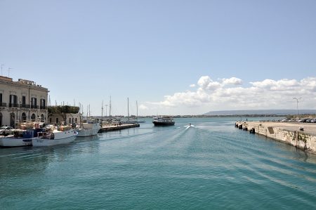 Blick Richtung Yachthafen in der Bucht von Ortygia (Foto: Martin Dühning)