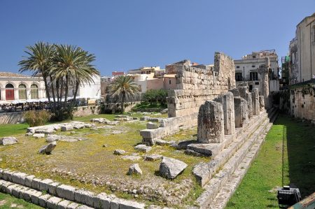 Der ehemalige Apollontempel zeigt auch heute noch die antiken Wurzeln des Stadtkerns von Syrakus auf der Halbinsel Ortygia. (Foto: Martin Dühning)