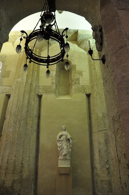 Im Innern verweisen dorische Säulen, die noch aus der Zeit des Athene-Tempels stammen, auf die antiken Wurzeln des Doms von Syrakus. (Foto: Martin Dühning)