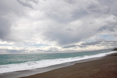Azurfarbener Ozean - selbst bei schlechtem Wetter behält das ionische Meer seine optimistischen Farben (Foto: Martin Dühning)