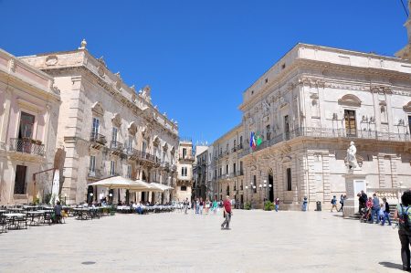 Plaza vor dem Dom von Syrakus mit seinen lichten Kalksteinfassaden (Foto: Martin Dühning)