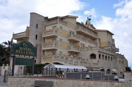 Dieses Hotel spiel mit Namen wie Architektur auf die griechisch-antike Vergangenheit von Naxos an. Bei den Ballustraden hat der Designer aber wohl etwas übertrieben. (Foto: Martin Dühning)