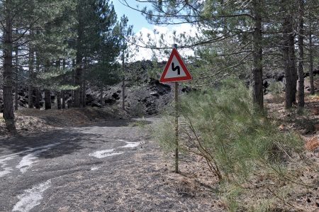 Straße nach nirgendwo: Ein gewaltiger Lavastrom setzte dieser Haarnadelkurve ein Ende. Einzig das Verkehrsschild erinnert noch daran. Hier trennten sich auch die Wege unserer kleinen Expeditionsgruppe. (Foto: Martin Dühning)