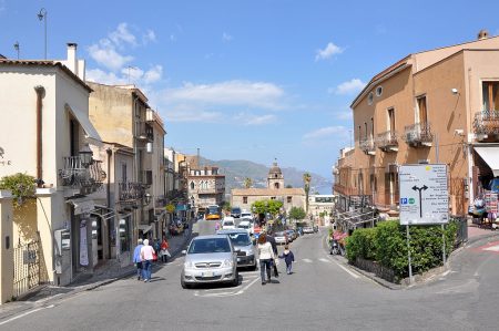 Kontrastprogramm: Ganz anders als das luftig-ruhige Ätnamassiv wirkt das quirlig-laut-mediterrane Taormina, das mich am späten Nachmittag erwartete - dazu aber einandermal...