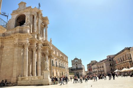 Der Dom von Syrakus und die Plaza mit Blick auf die Barockkirche "Lucia alla Badia" (Foto: Martin Dühning)